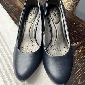 Life Stride Women's Navy Blue Heels